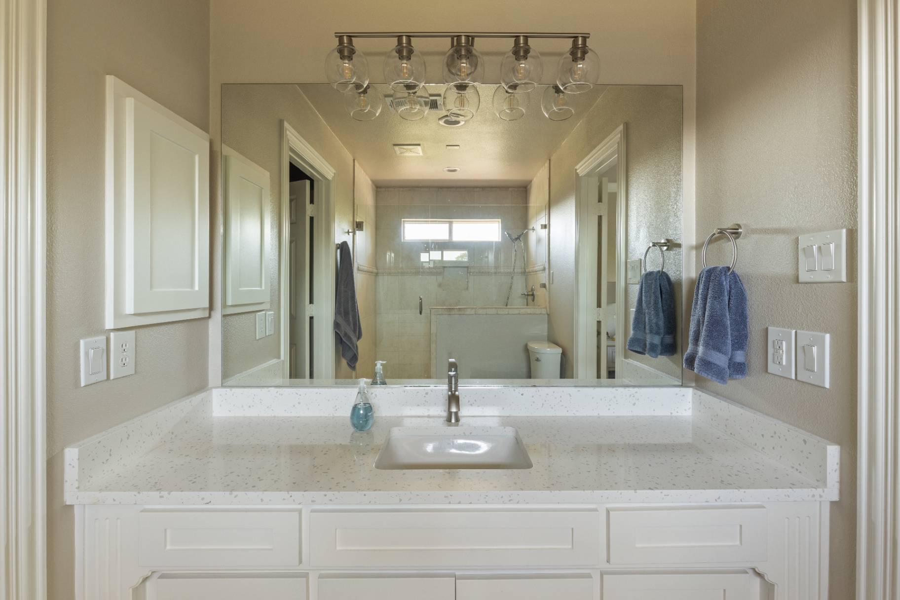 Secondary bath with quartz vanity