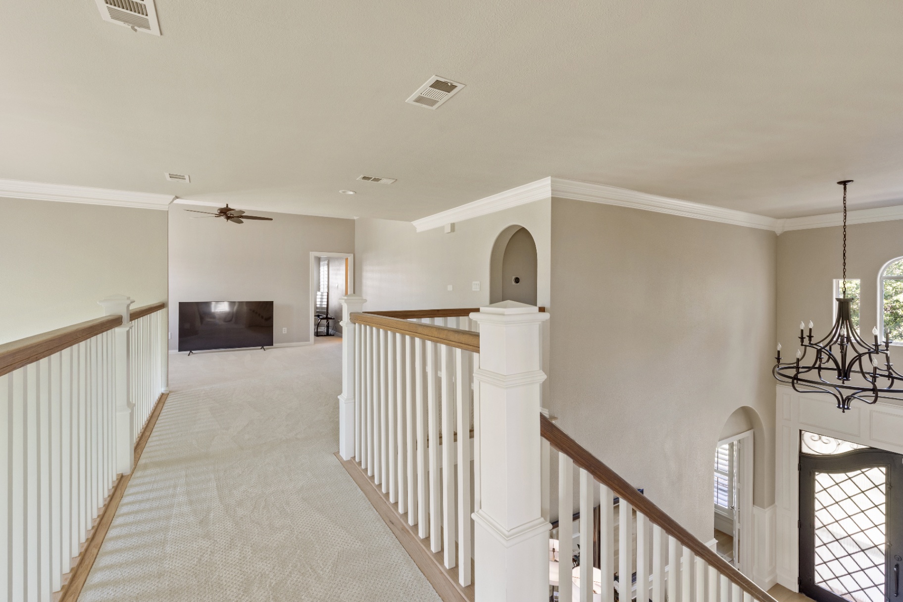 Open upstairs landing overlooking the foyer