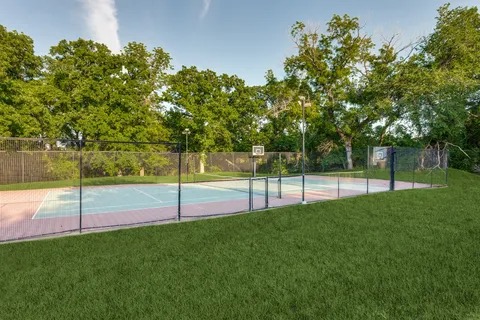 Community tennis and basketball sport court